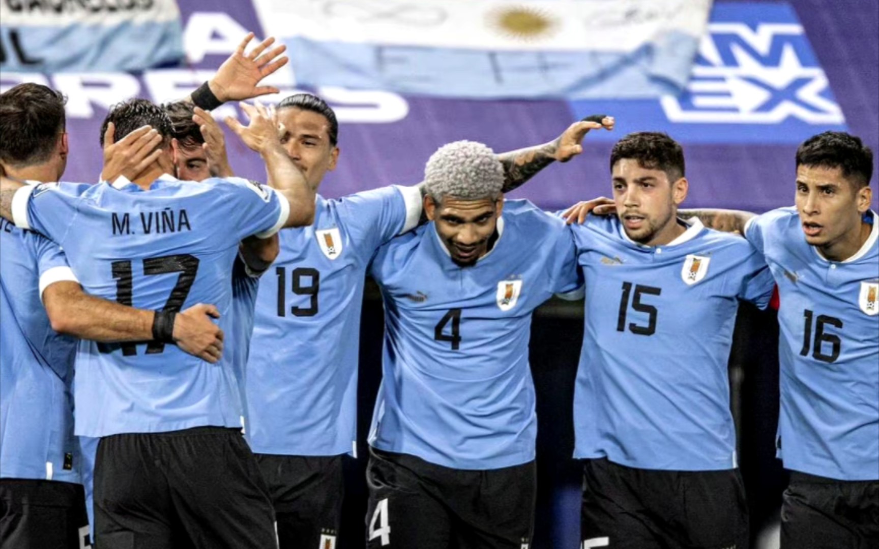 包含南美洲足球传奇球队再次夺得大洲杯的词条