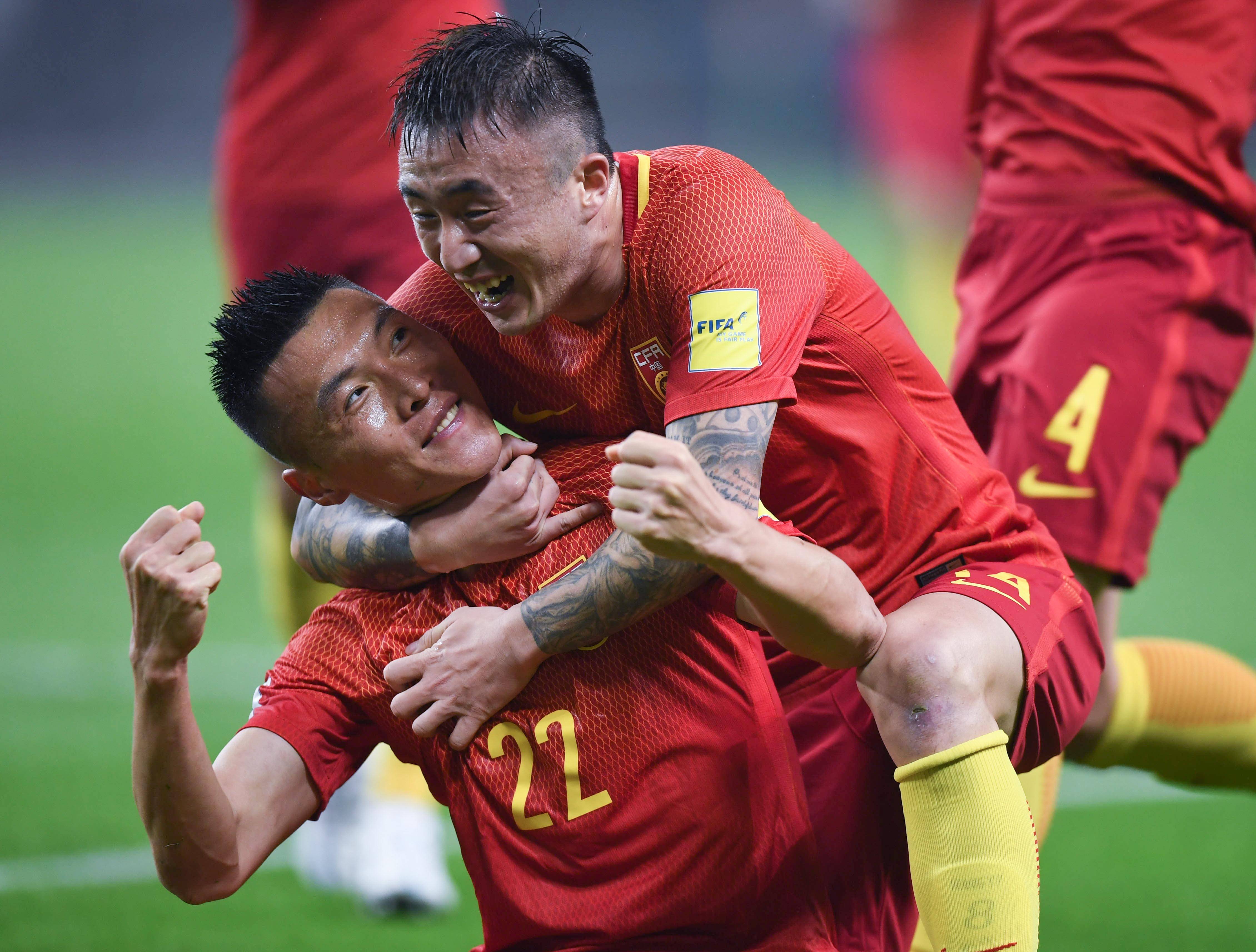 包含备战决赛：中国足球队士气高昂的词条